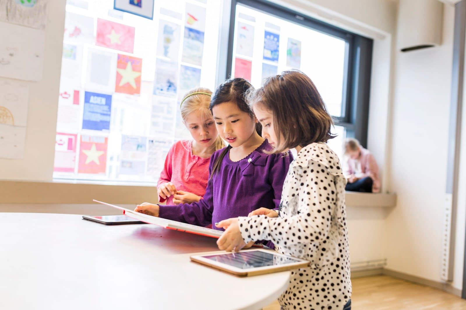 Élèves de primaire utilisant une tablette en classe